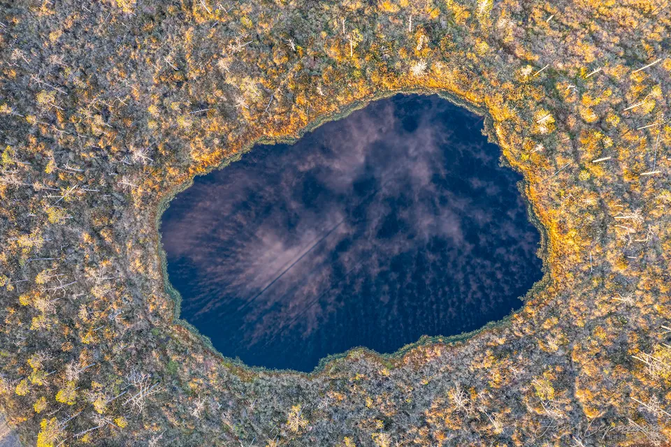 Tumesinine rabalaugas rabataimestiku keskel linnulennult