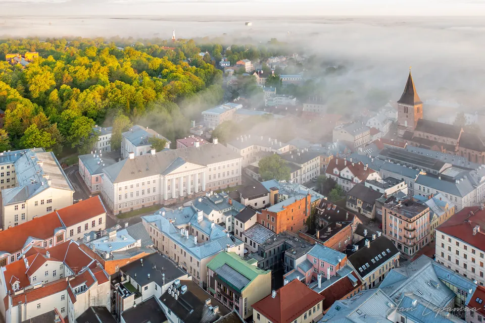 Udune vanalinn kirikutorniga linnulennult